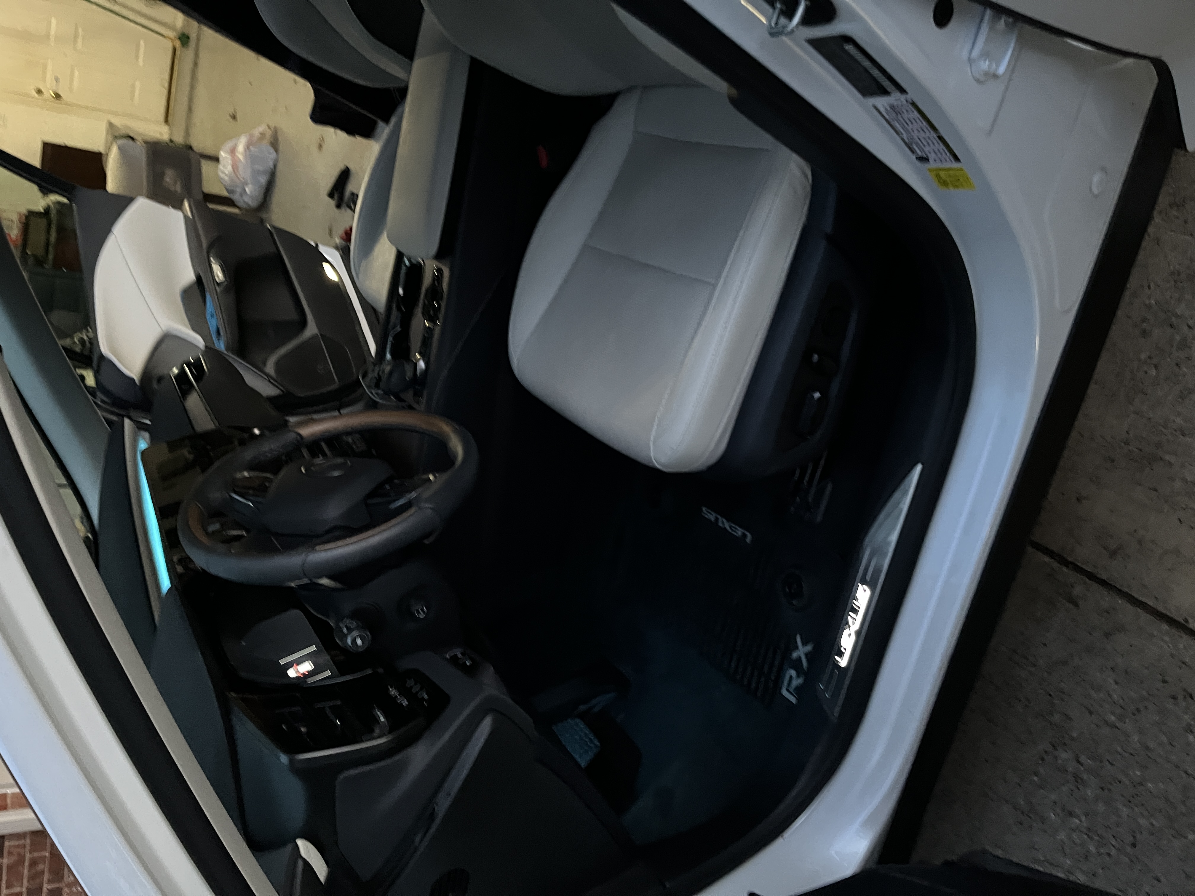 Driver interior detailed - Lexus RX